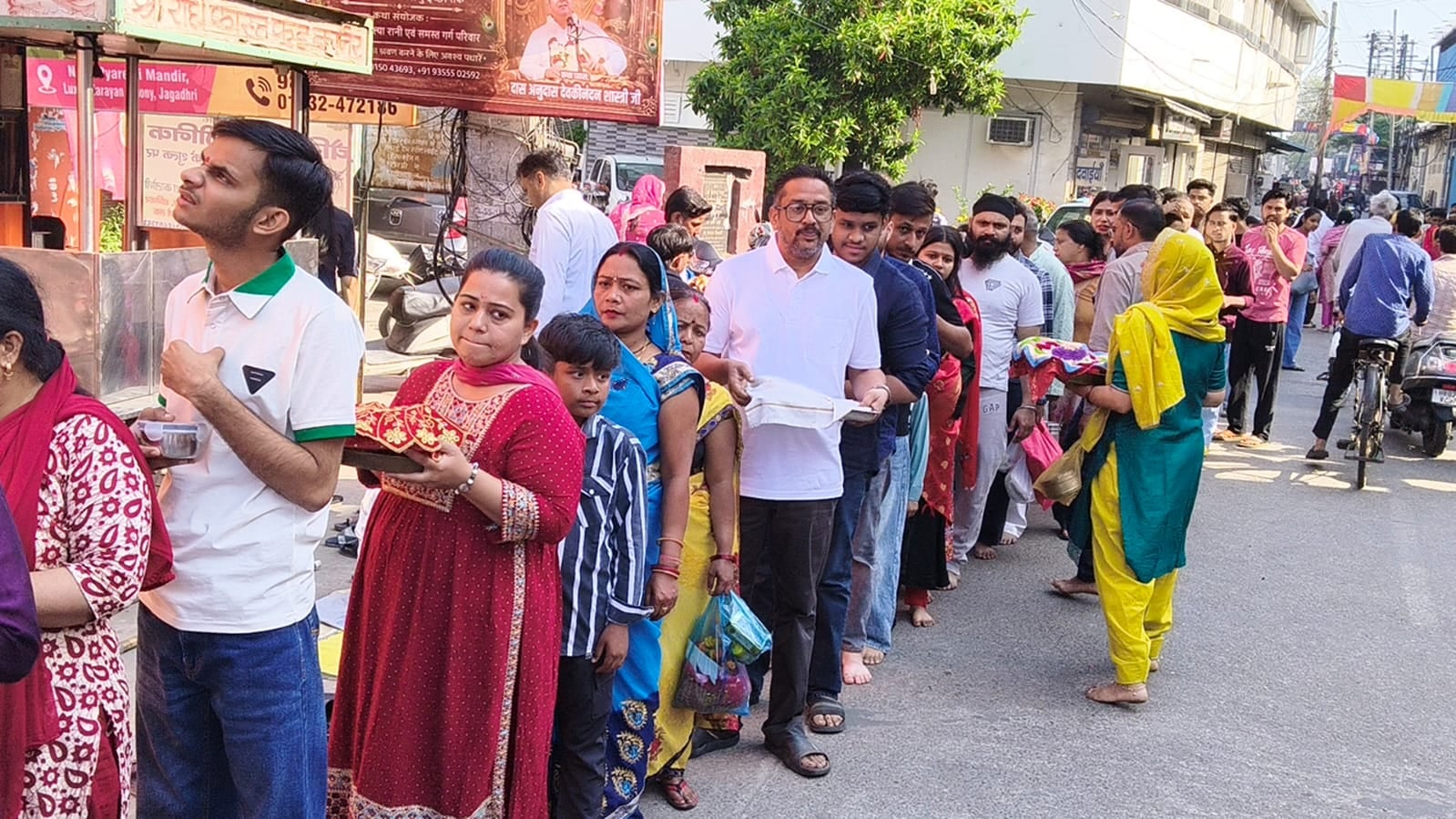 देवी भवन मंदिर के बाहर सजी दुकानों से खरीदारी करते लोग। संवाद देवी भवन मंदिर के बाहर सजी दुकानों से खरीदारी करते लोग। संवाद