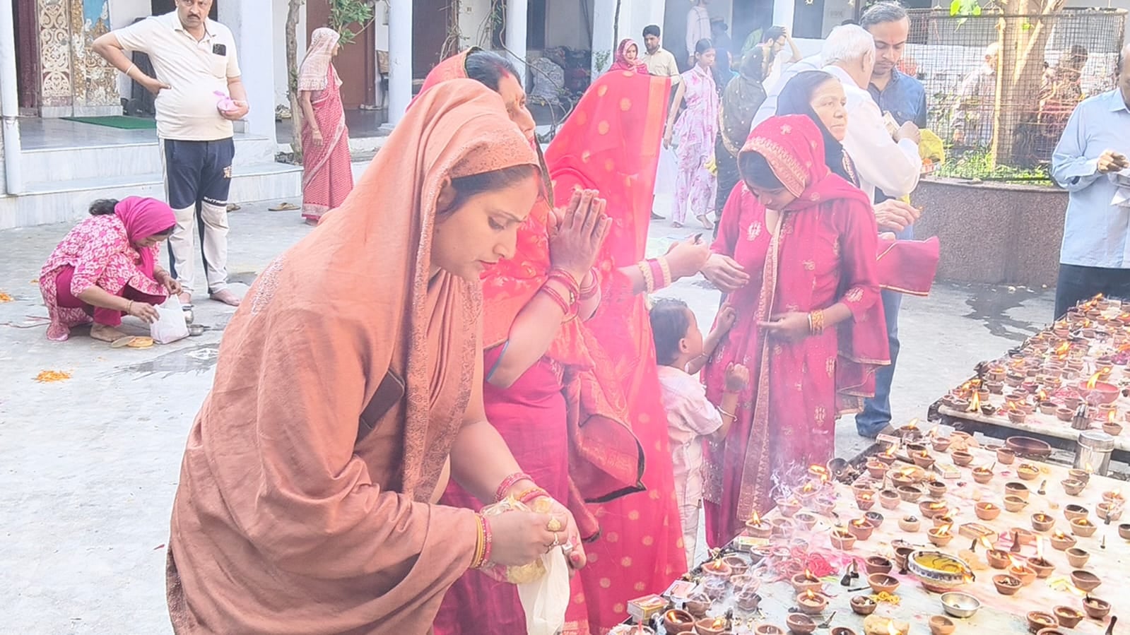 देवी भवन मंदिर के बाहर सजी दुकानों से खरीदारी करते लोग। संवाद देवी भवन मंदिर के बाहर सजी दुकानों से खरीदारी करते लोग। संवाद