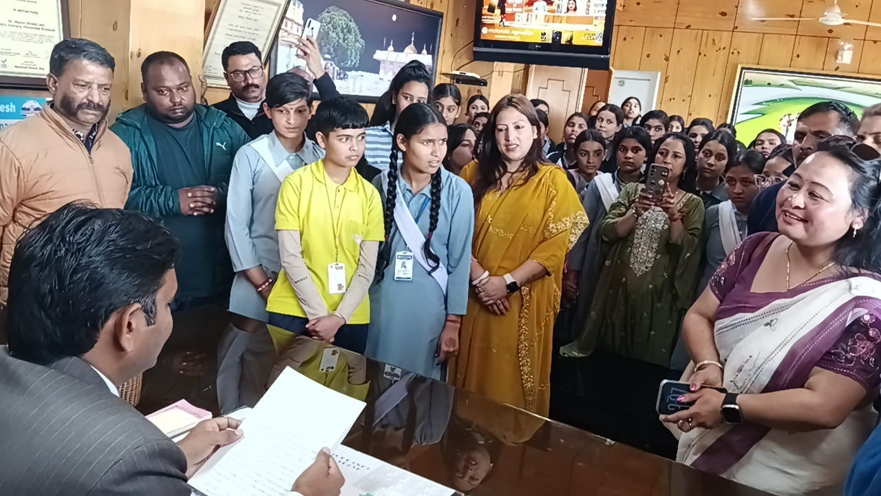 धर्मशाला के गर्ल्स स्कूल को मर्ज करने के विरोध में उपायुक्त को ज्ञापन सौंपते हुए स्कूली छात्राए