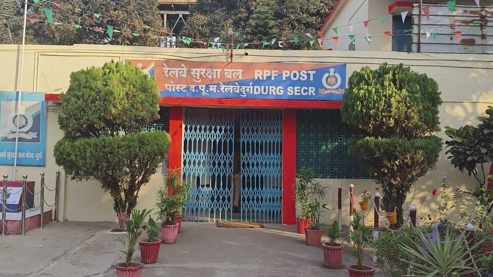 आरपीएफ ने किन्नरों को किया गिरफ्तार आरपीएफ ने किन्नरों को किया गिरफ्तार