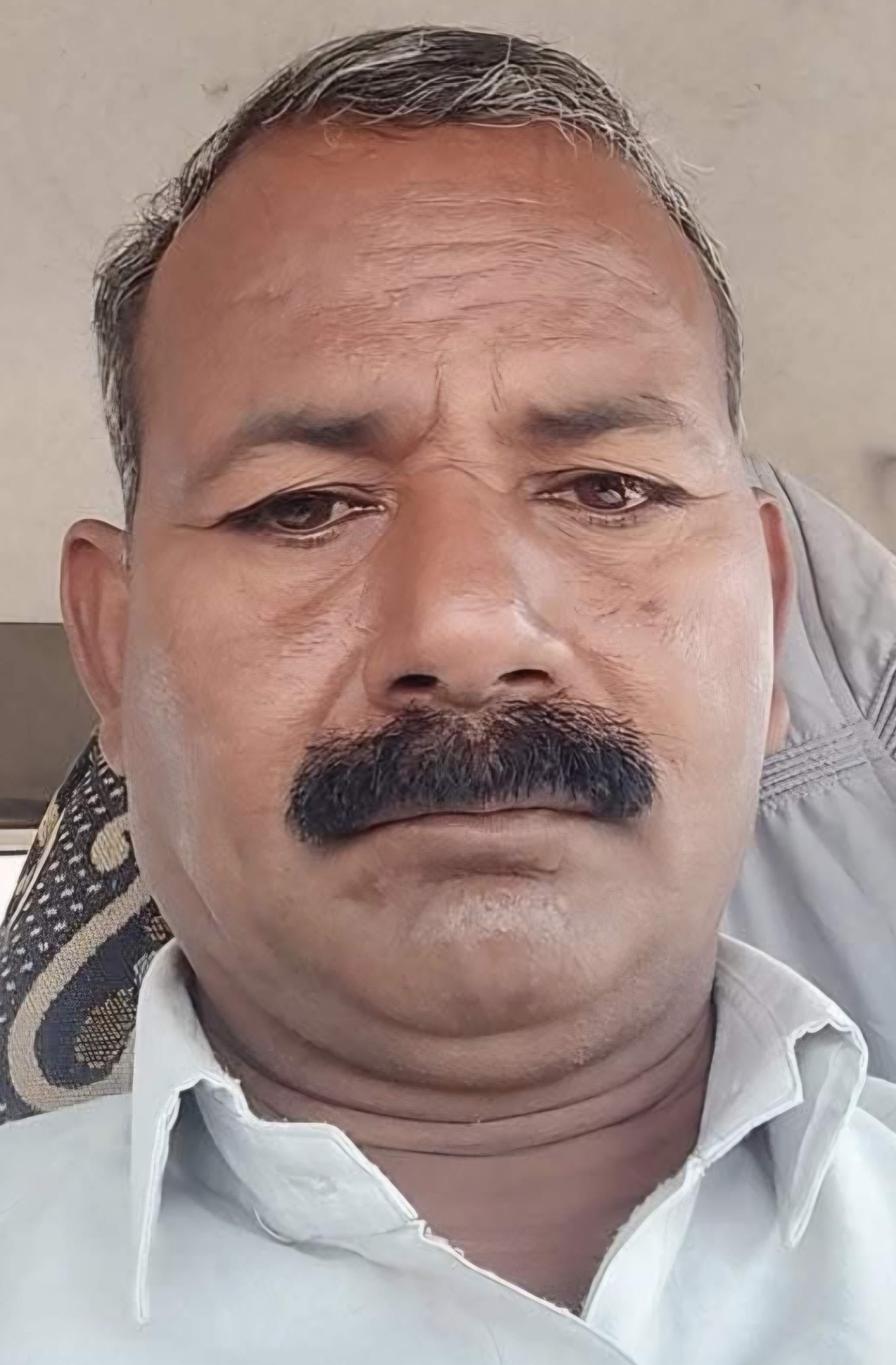 अहरौला के पारा गांव में ट्रक ड्राइवर का शव पहुंचने पर रोते-बिलखते परिजन। संवाद