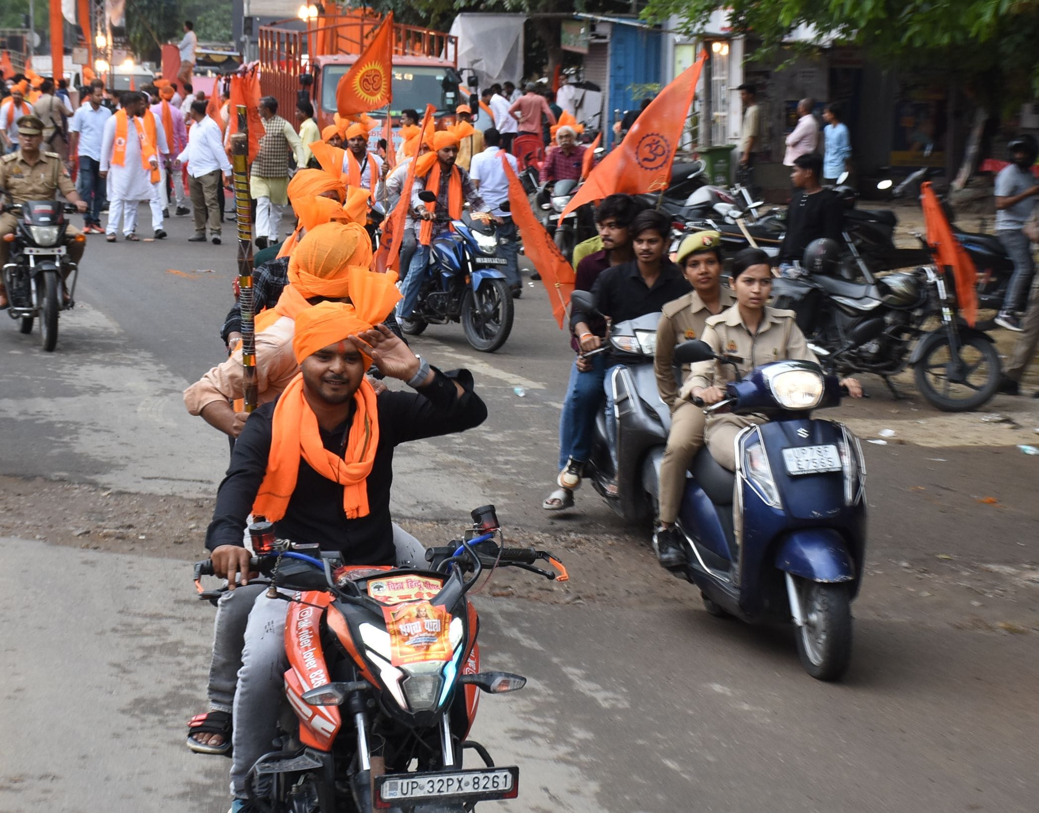 भगवा यात्रा में उमड़ी श्रद्धा, लगे जय श्रीराम के जयकारे भगवा यात्रा में उमड़ी श्रद्धा, लगे जय श्रीराम के जयकारे