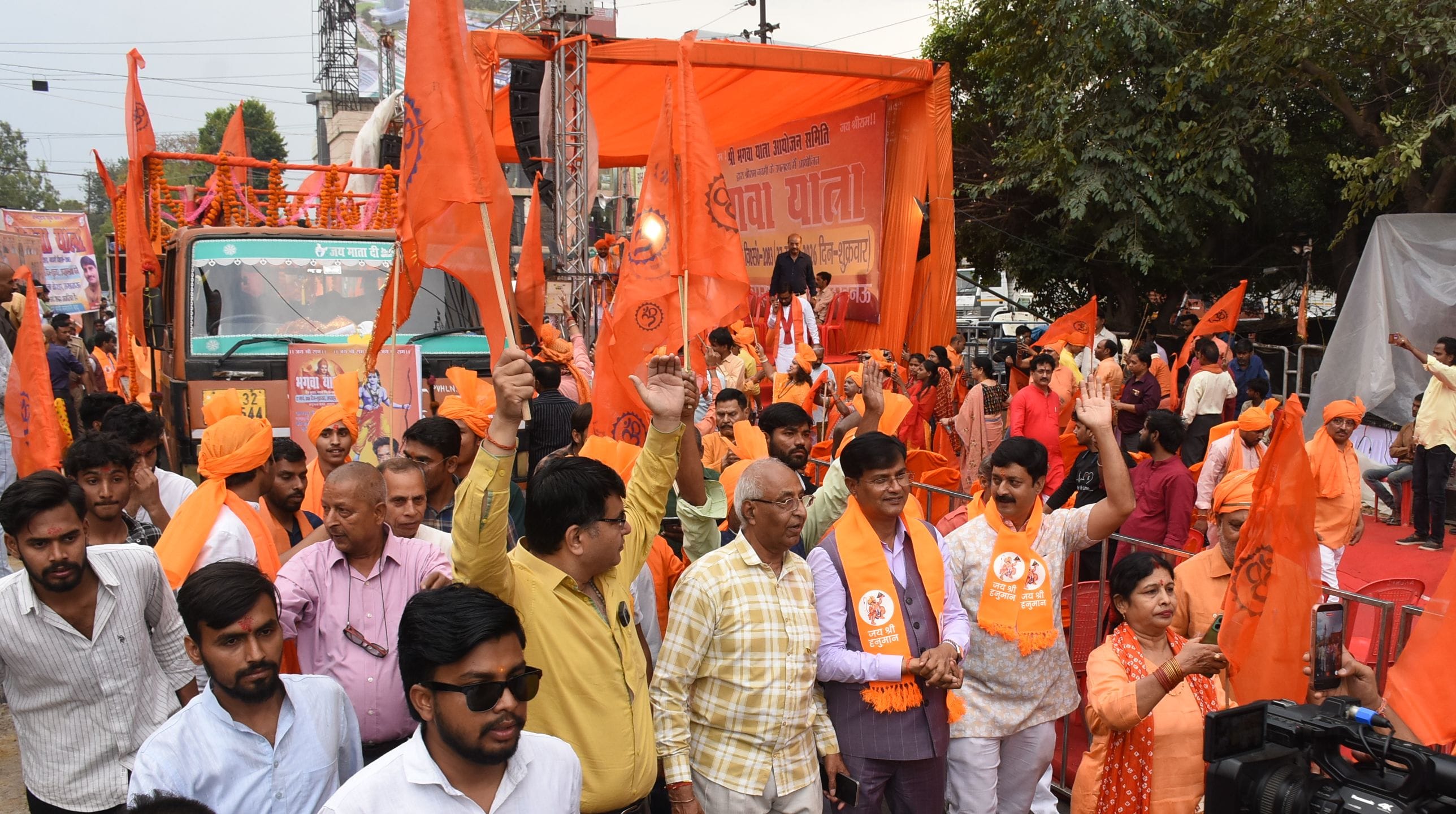 भगवा यात्रा में उमड़ी श्रद्धा, लगे जय श्रीराम के जयकारे भगवा यात्रा में उमड़ी श्रद्धा, लगे जय श्रीराम के जयकारे