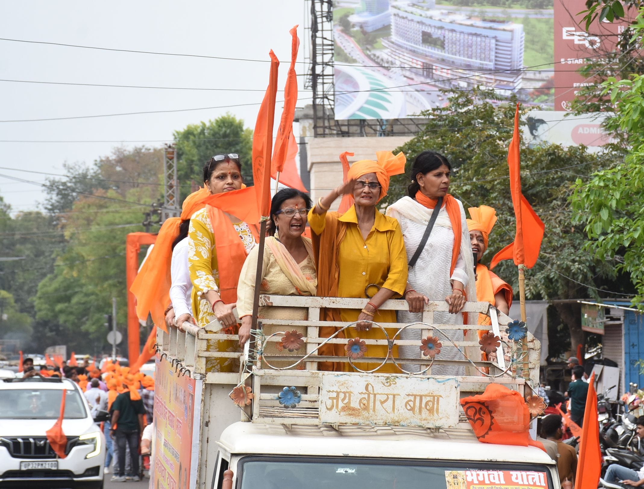 भगवा यात्रा में उमड़ी श्रद्धा, लगे जय श्रीराम के जयकारे भगवा यात्रा में उमड़ी श्रद्धा, लगे जय श्रीराम के जयकारे