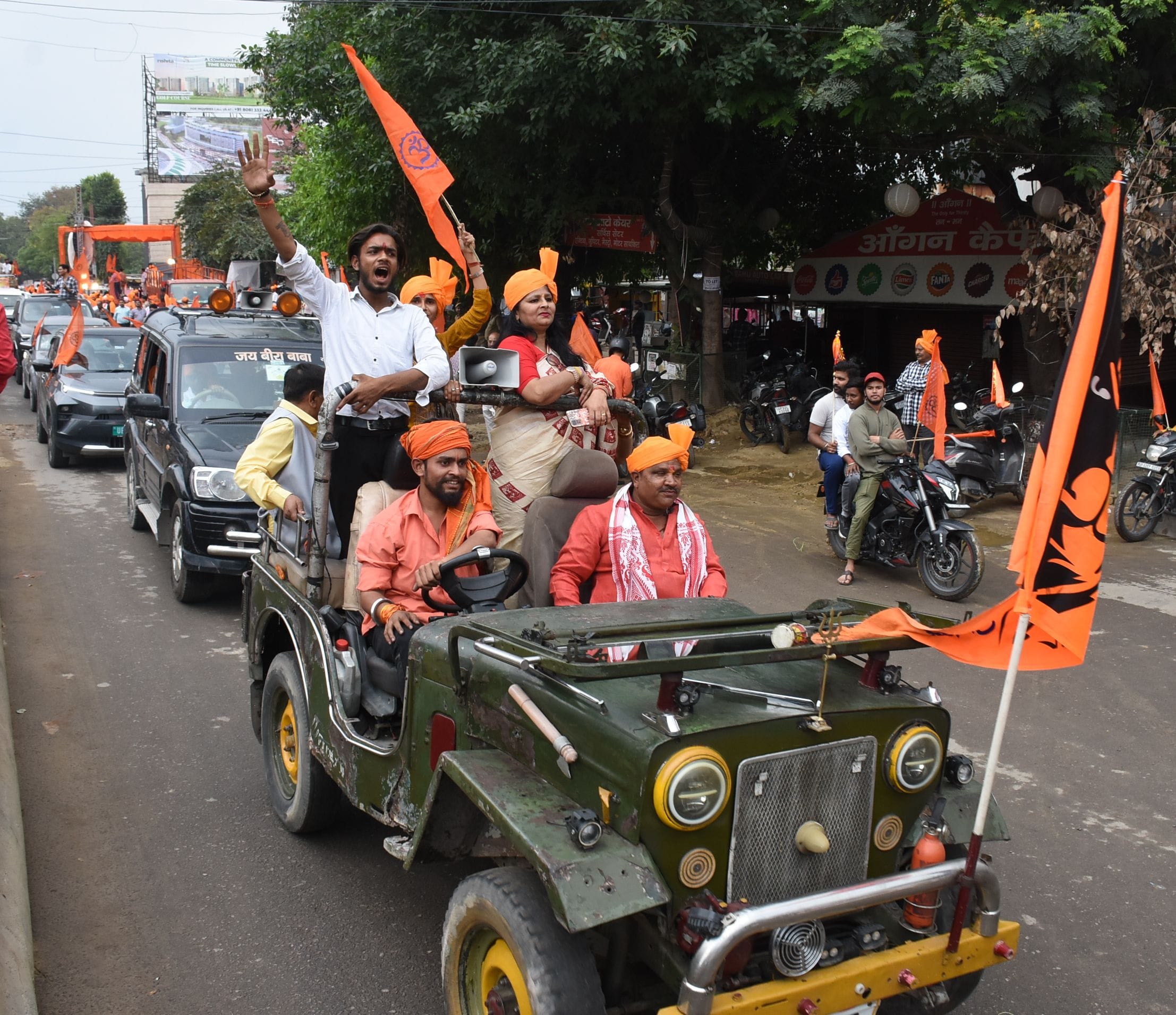 भगवा यात्रा में उमड़ी श्रद्धा, लगे जय श्रीराम के जयकारे भगवा यात्रा में उमड़ी श्रद्धा, लगे जय श्रीराम के जयकारे