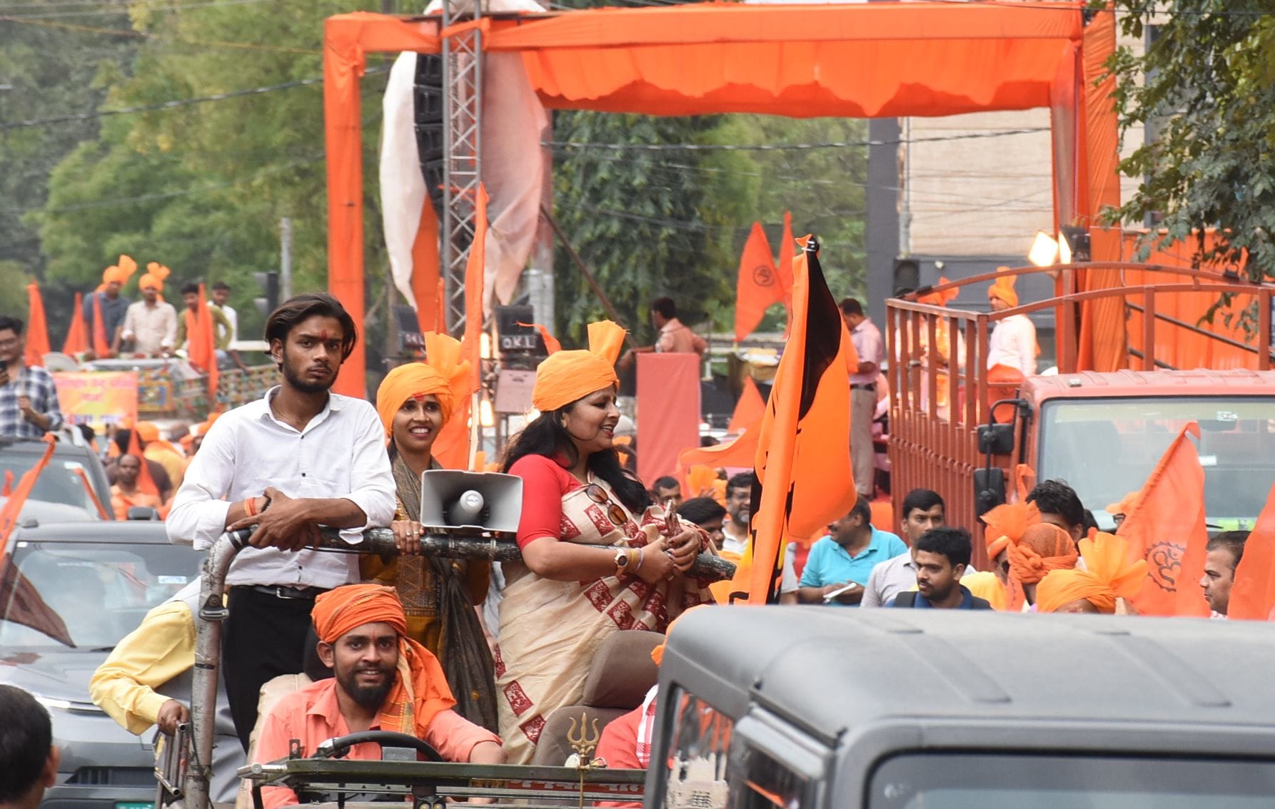 भगवा यात्रा में उमड़ी श्रद्धा, लगे जय श्रीराम के जयकारे भगवा यात्रा में उमड़ी श्रद्धा, लगे जय श्रीराम के जयकारे