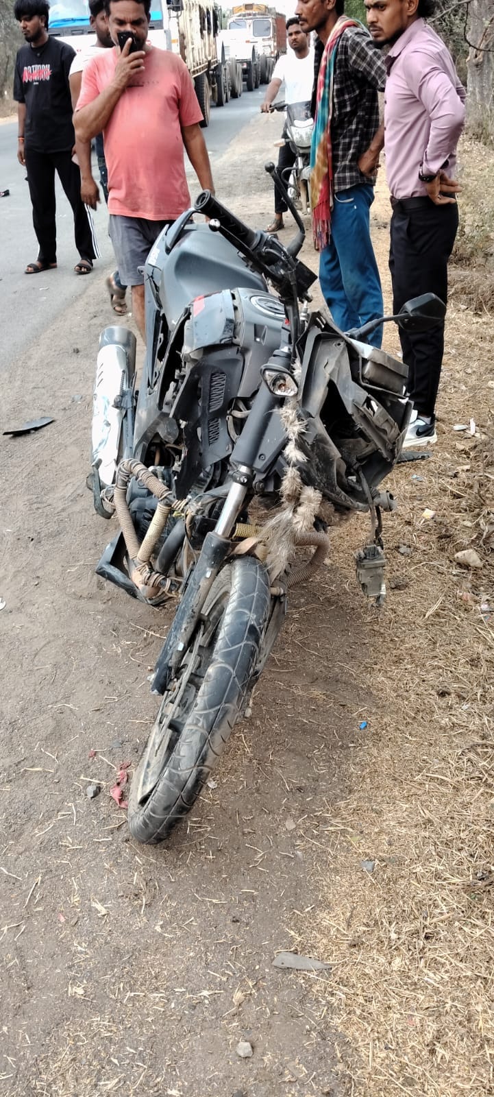 बाईक में उड़े परखच्चे।