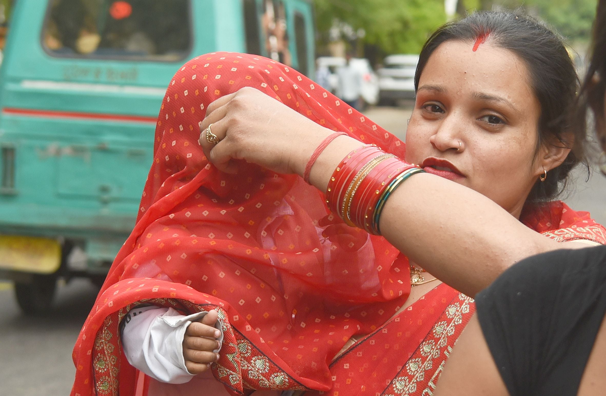 बारिश के दौरान गुजरते लोग।