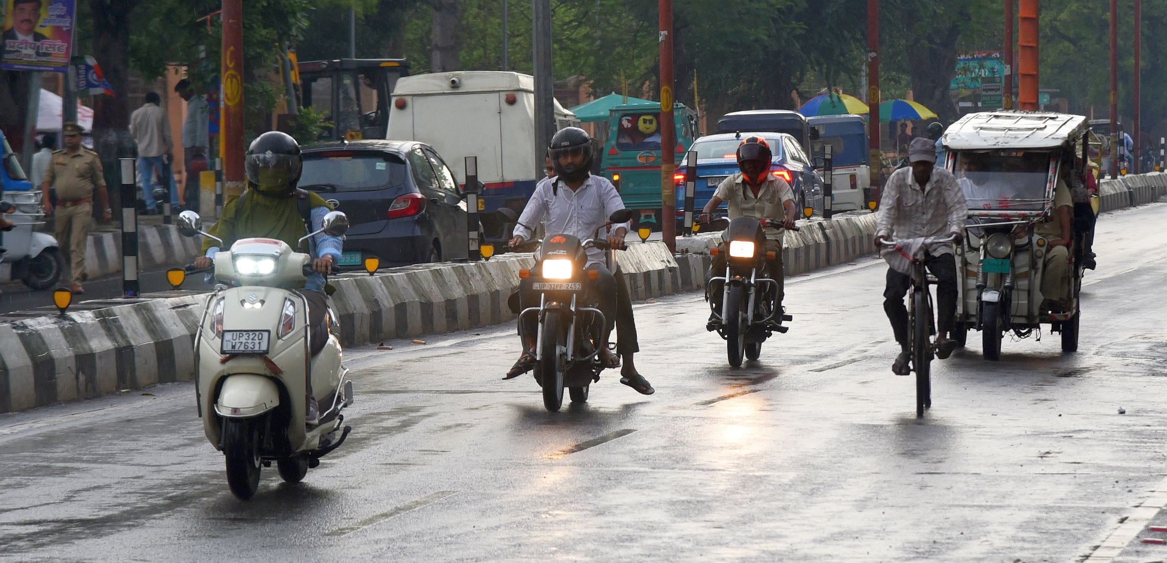 बारिश के दौरान गुजरते लोग।