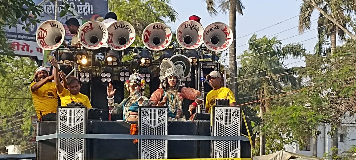 चैत नवरात्र के नौवें दिन पडरौना शहर के शायरी माता मंदिर से निकली गई शोभायात्रा में शामिल भक्त। चैत नवरात्र के नौवें दिन पडरौना शहर के शायरी माता मंदिर से निकली गई शोभायात्रा में शामिल भक्त।