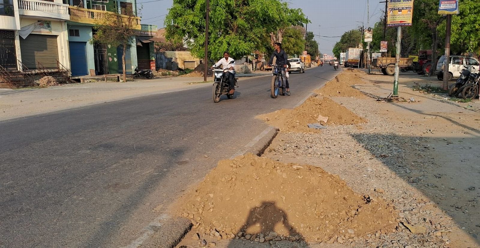 डीएम आवास के सामने बन रही सड़क। संवाद