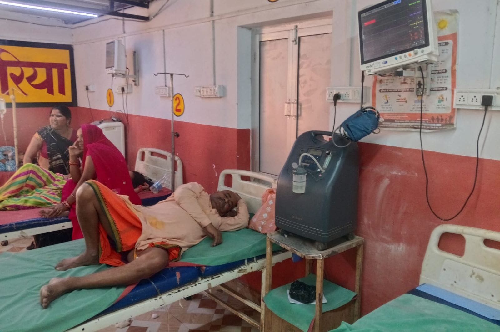 फोटो-06- मेडिकल कॉलेज के इमरजेंसी वार्ड में कंसंट्रेटर से दी जा रही मरीज को ऑक्सीजन। संवाद फोटो-06- मेडिकल कॉलेज के इमरजेंसी वार्ड में कंसंट्रेटर से दी जा रही मरीज को ऑक्सीजन। संवाद