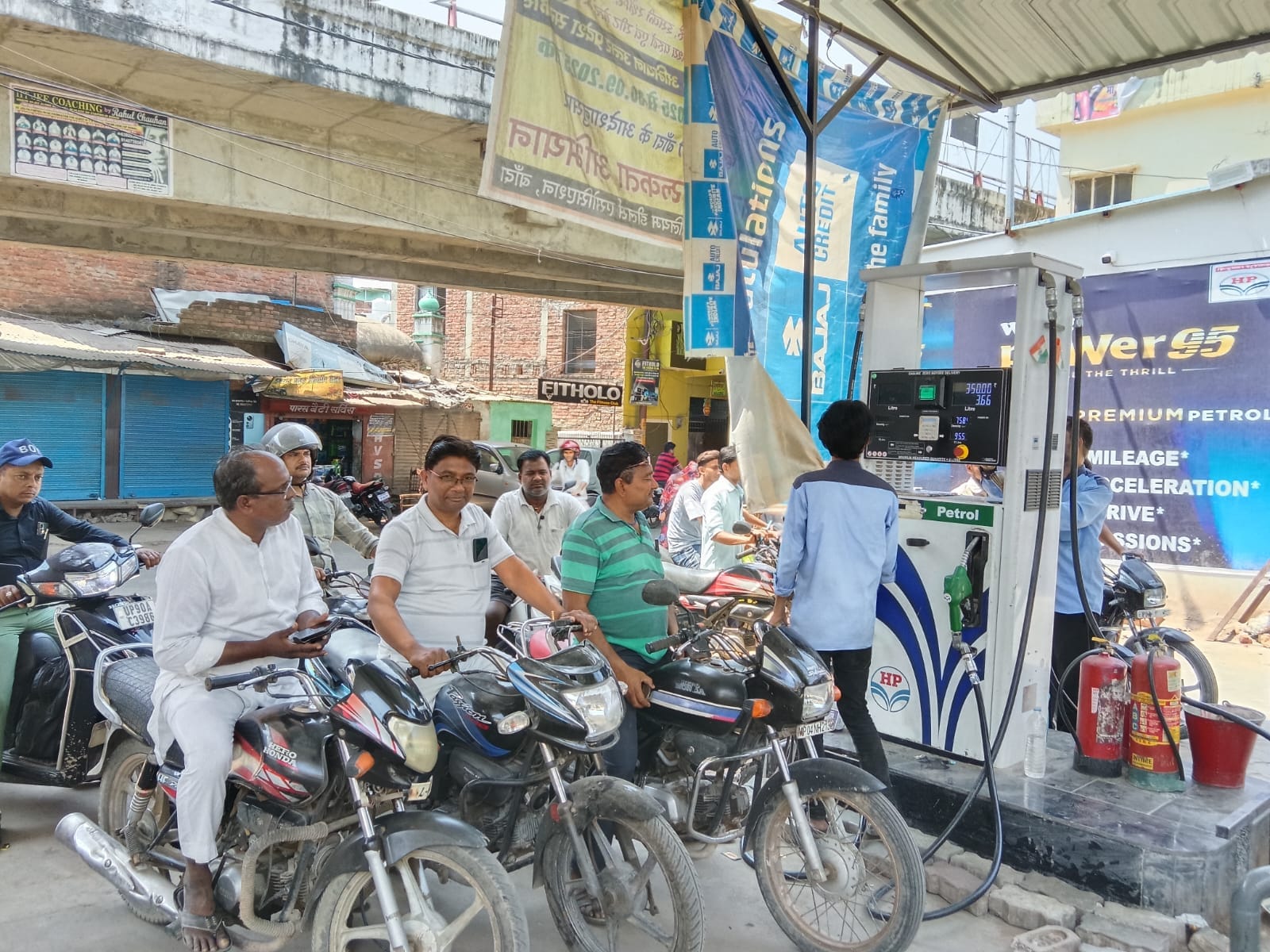 फोटो- 10 शहर के डिग्गी चौराहा स्थित एक पंप में पेट्रोल भराते उपभोक्ता। संवाद फोटो- 10 शहर के डिग्गी चौराहा स्थित एक पंप में पेट्रोल भराते उपभोक्ता। संवाद