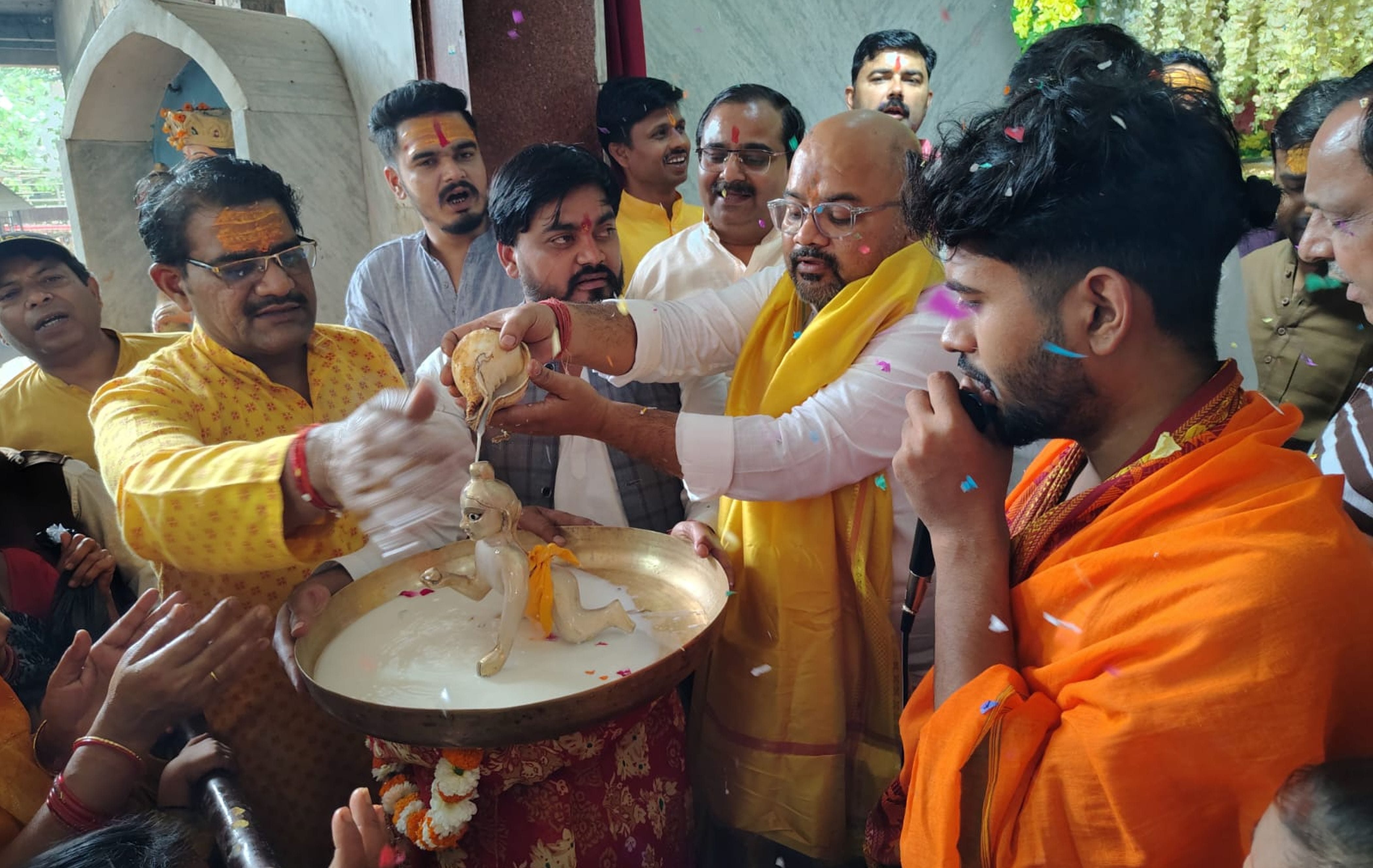 फोटो-13-बुढ़वा के श्रीराम मंदिर में पूजा के बाद सोहर गाती महिलाएं। संवाद फोटो-13-बुढ़वा के श्रीराम मंदिर में पूजा के बाद सोहर गाती महिलाएं। संवाद