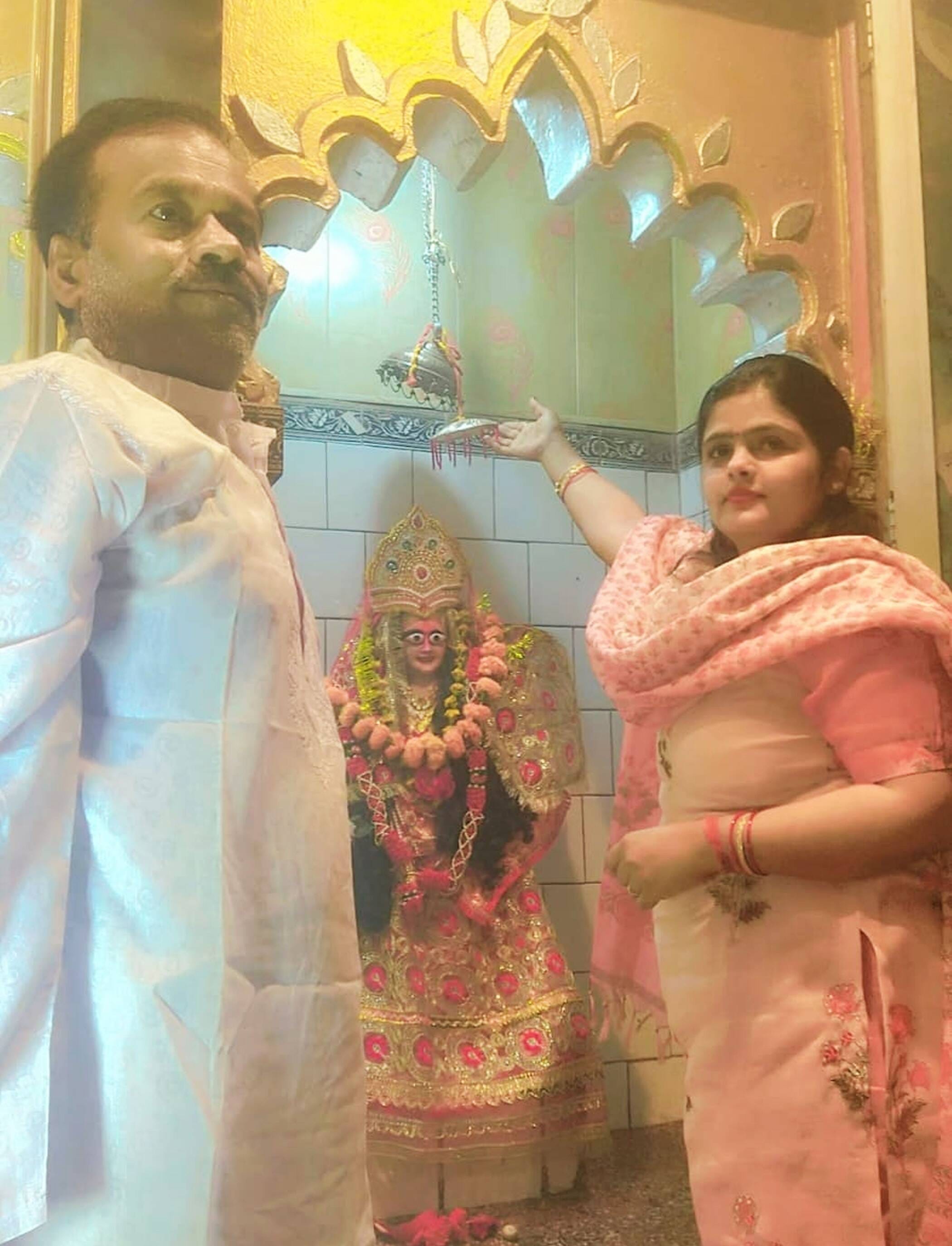 फोटो-13-बुढ़वा के श्रीराम मंदिर में पूजा के बाद सोहर गाती महिलाएं। संवाद फोटो-13-बुढ़वा के श्रीराम मंदिर में पूजा के बाद सोहर गाती महिलाएं। संवाद