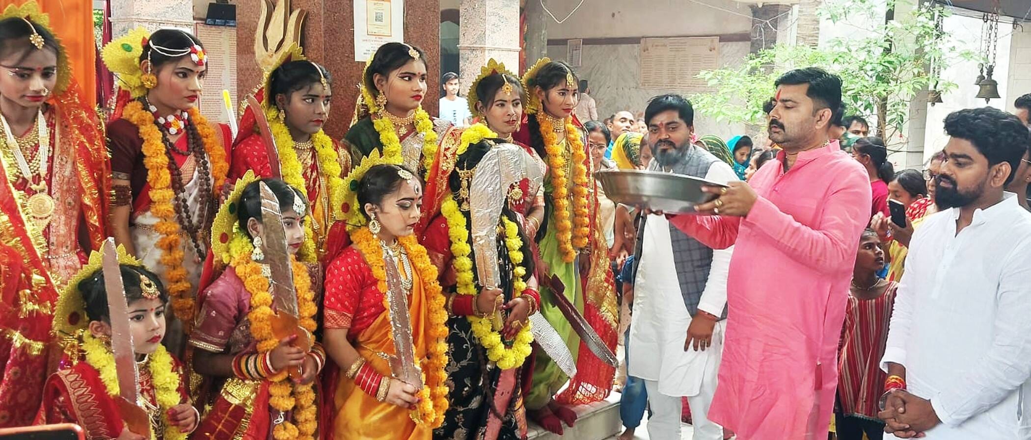 फोटो-20-बिंदकी कस्बे में शोभा यात्रा निकालते लोग। संवाद फोटो-20-बिंदकी कस्बे में शोभा यात्रा निकालते लोग। संवाद