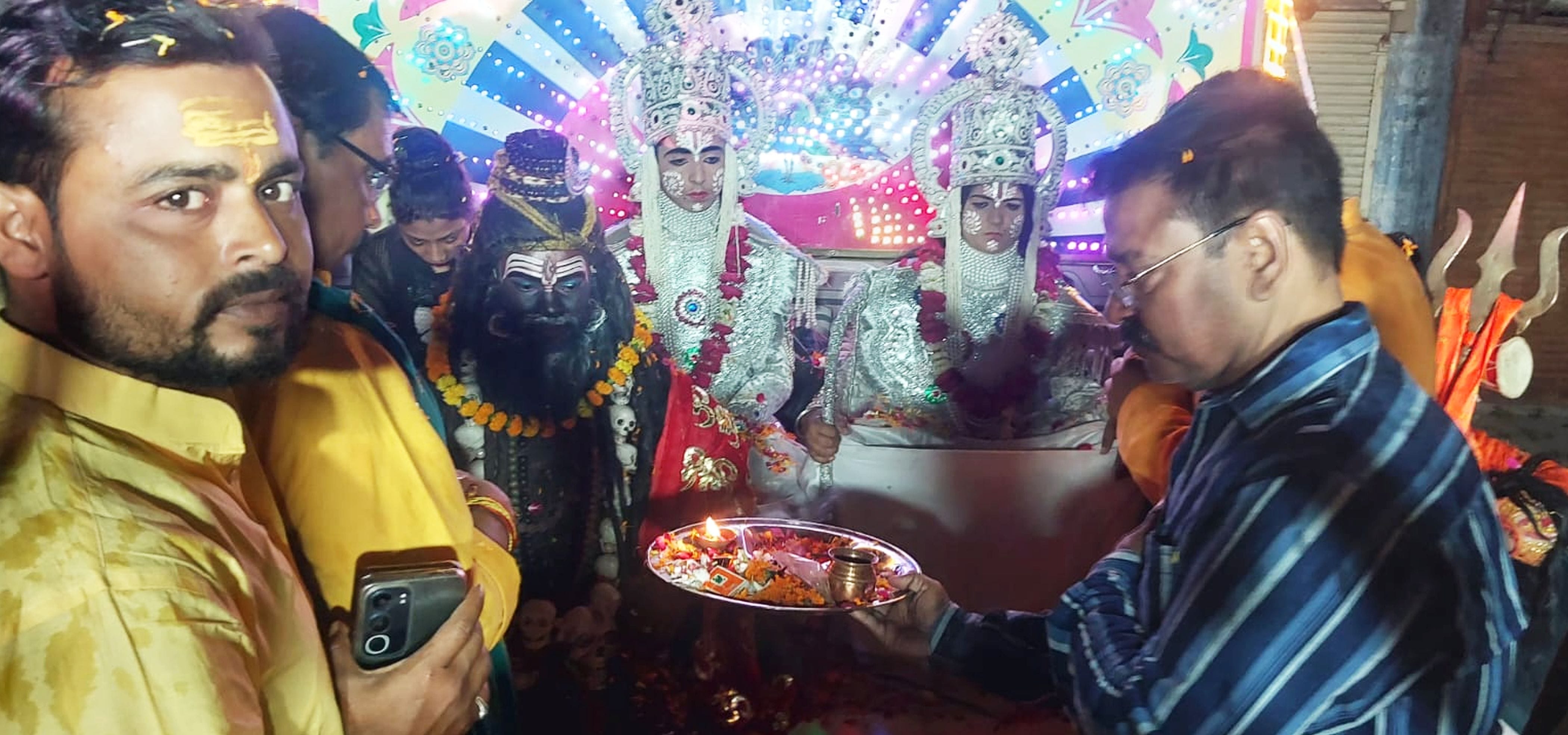 फोटो-20-बिंदकी कस्बे में शोभा यात्रा निकालते लोग। संवाद फोटो-20-बिंदकी कस्बे में शोभा यात्रा निकालते लोग। संवाद