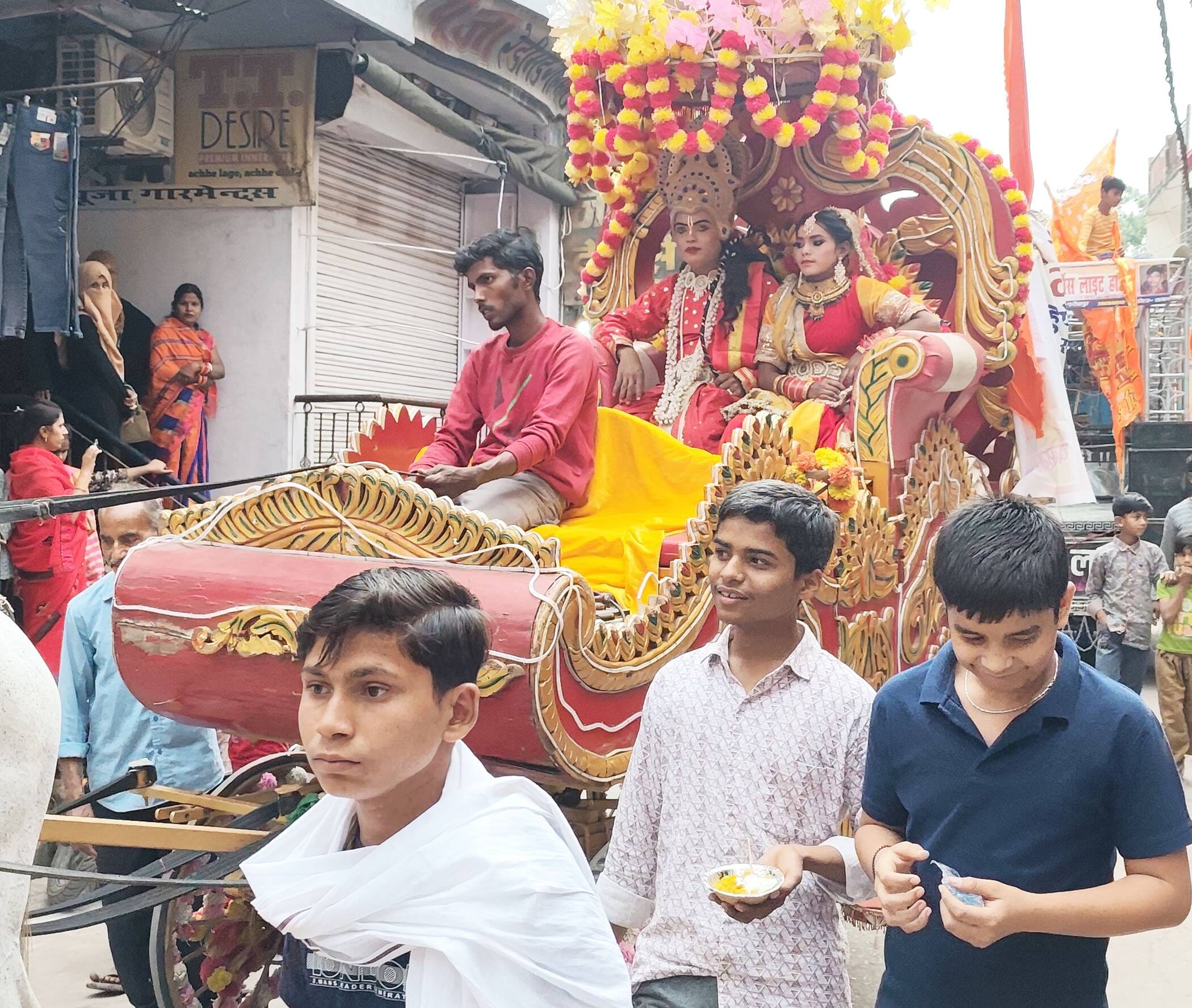 फोटो-20-बिंदकी कस्बे में शोभा यात्रा निकालते लोग। संवाद फोटो-20-बिंदकी कस्बे में शोभा यात्रा निकालते लोग। संवाद
