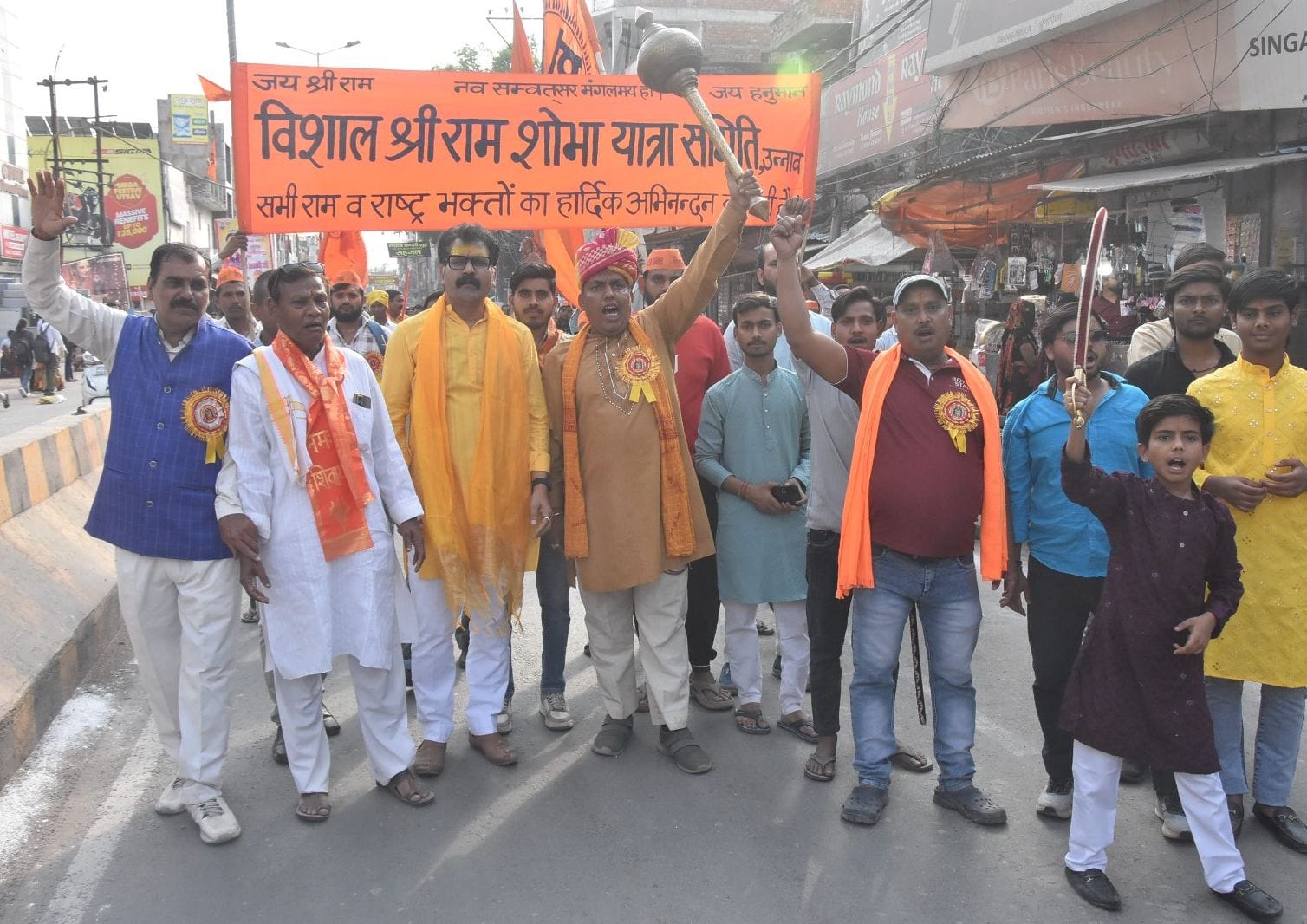 फोटो-24- शहर में निकली शोभायात्रा में भगवान राम, लक्ष्मण व हनुमान के वेश में सजे बच्चे। संवाद फोटो-24- शहर में निकली शोभायात्रा में भगवान राम, लक्ष्मण व हनुमान के वेश में सजे बच्चे। संवाद