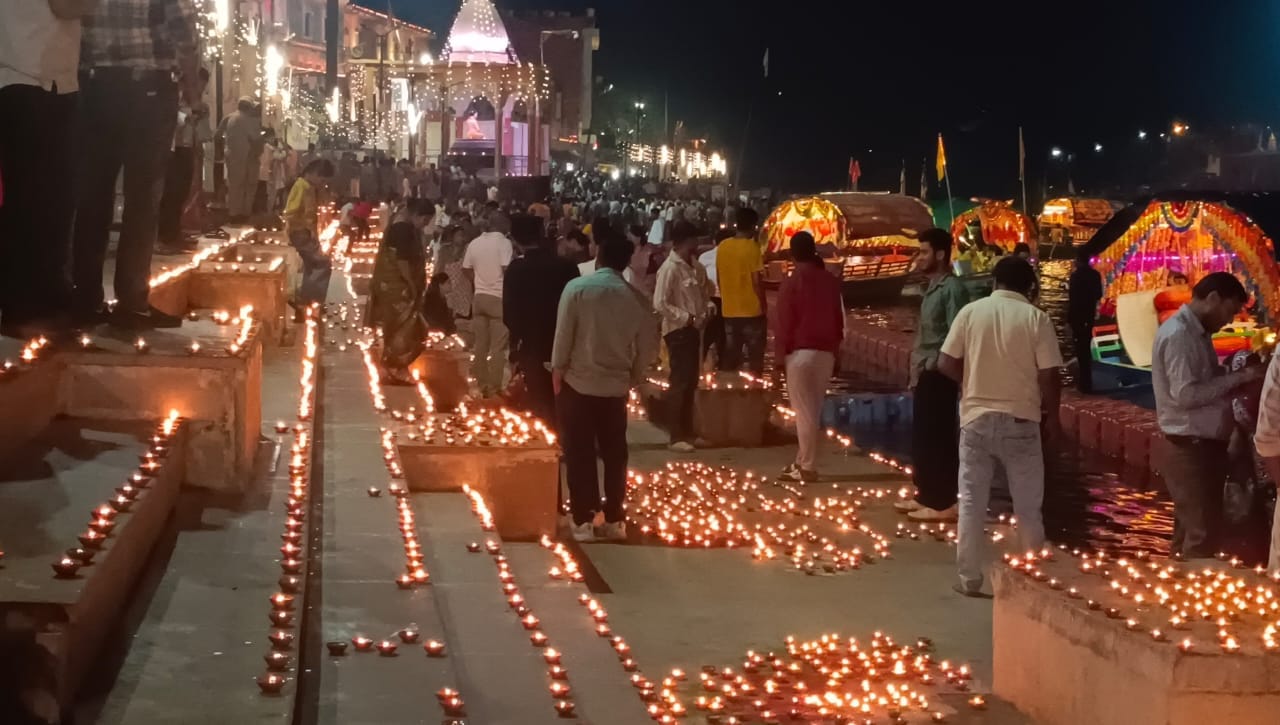 फोटो-27सीकेटीपी 30 रामघाट पर दीप जलाते लोग। संवाद