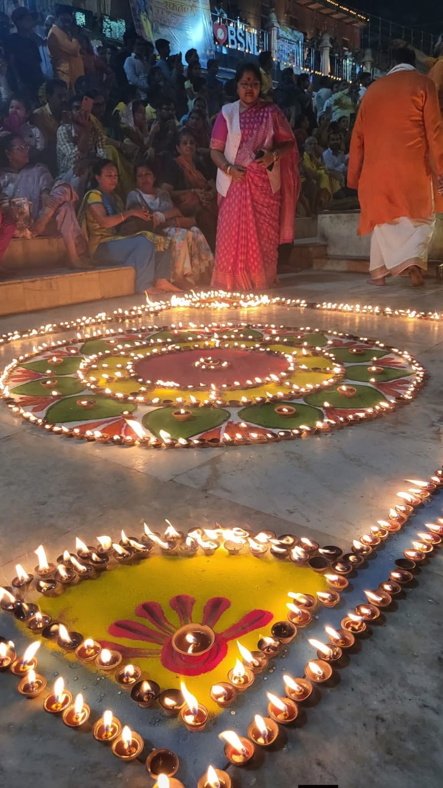 फोटो-27सीकेटीपी 30 रामघाट पर दीप जलाते लोग। संवाद