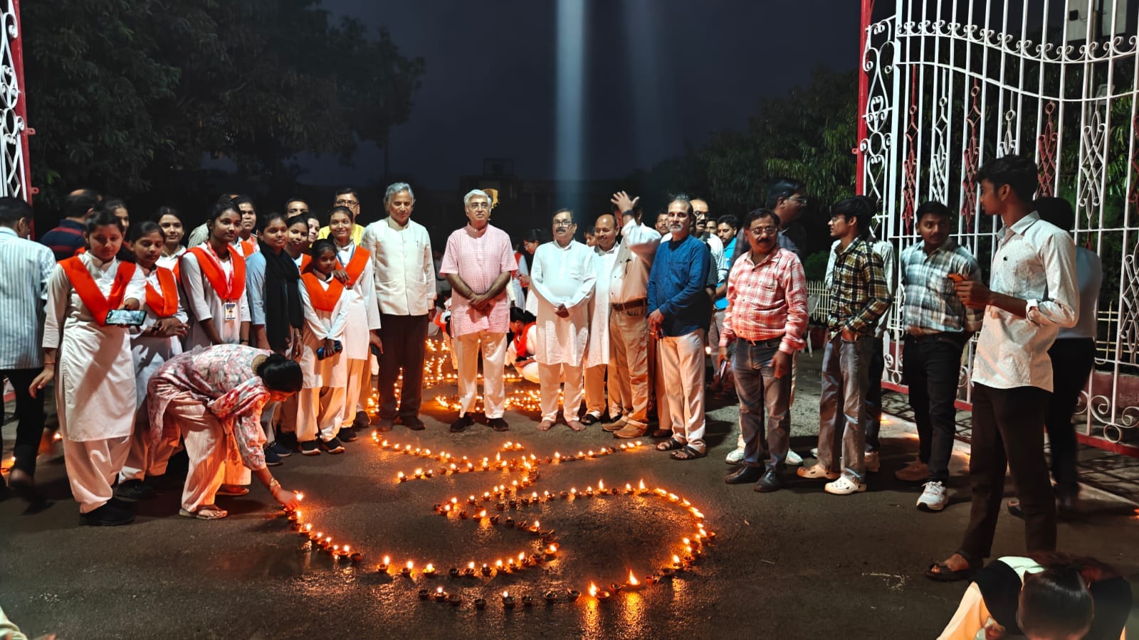 फोटो-27सीकेटीपी 30 रामघाट पर दीप जलाते लोग। संवाद