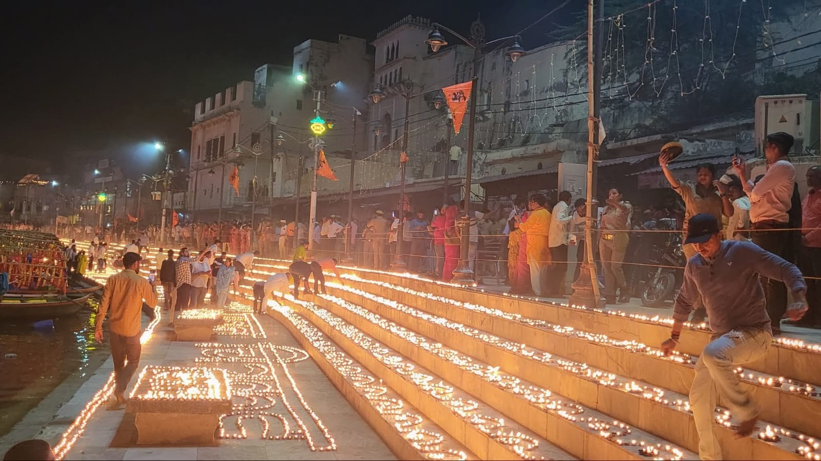 फोटो-27सीकेटीपी 30 रामघाट पर दीप जलाते लोग। संवाद