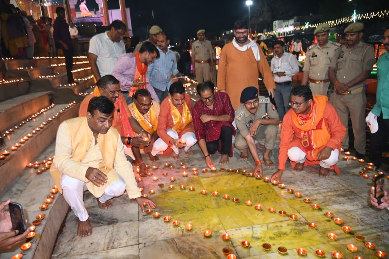 फोटो-27सीकेटीपी 30 रामघाट पर दीप जलाते लोग। संवाद