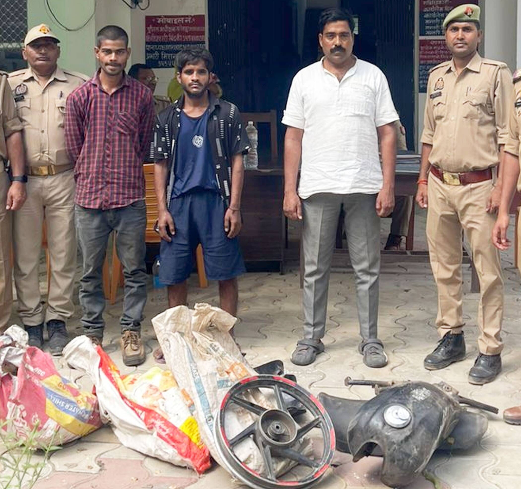 फोटो-33-चोरी के सामान के साथ गिरफ्तार आरोपी। स्रोत पुलिस