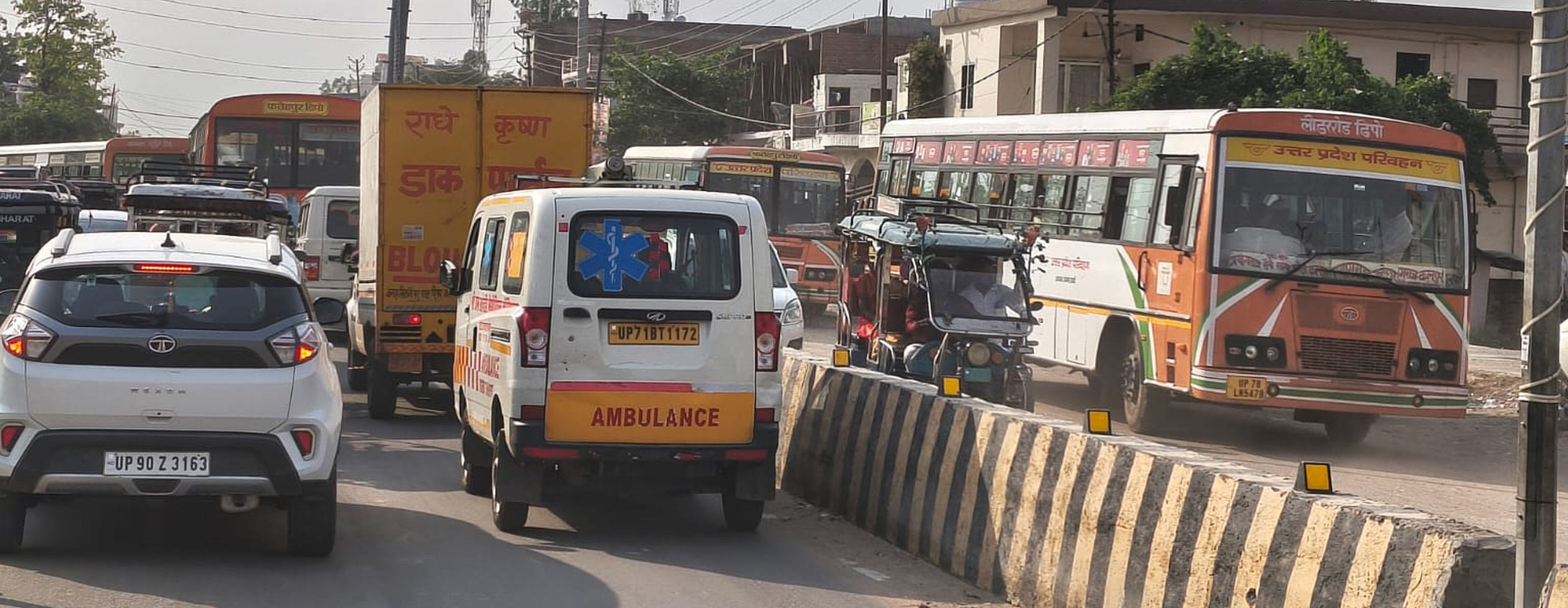 फोटो-41-शांतिनगर वर्कशॉप के बाहर सड़क पर लगा जाम। संवाद फोटो-41-शांतिनगर वर्कशॉप के बाहर सड़क पर लगा जाम। संवाद