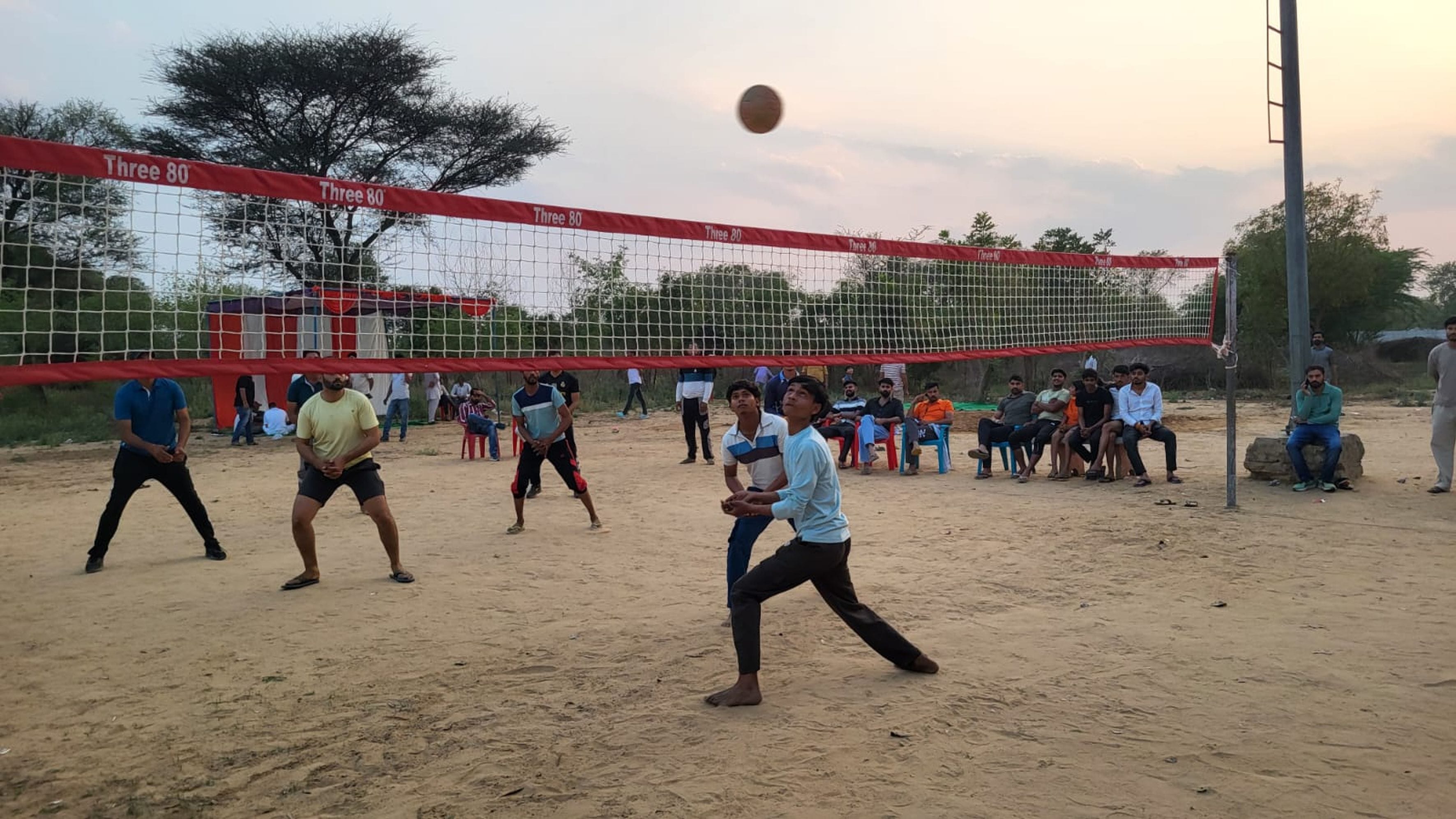 फोटो संख्या:60 सिसोठ में आयोजित वॉलीबाल स्पर्धा में विजेताओं को सम्मनित करते कमेटी सदस्य। संवाद फोटो संख्या:60 सिसोठ में आयोजित वॉलीबाल स्पर्धा में विजेताओं को सम्मनित करते कमेटी सदस्य। संवाद