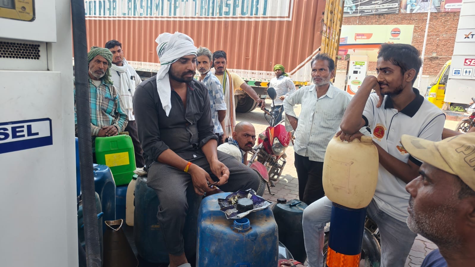 फोटो27 एचएएमपी 10- मुस्करा जिओ पम्म में लगा ताला।    संवाद