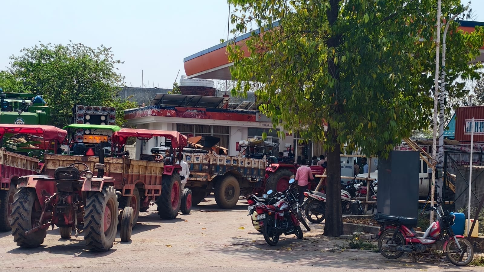 फोटो27 एचएएमपी 10- मुस्करा जिओ पम्म में लगा ताला।    संवाद