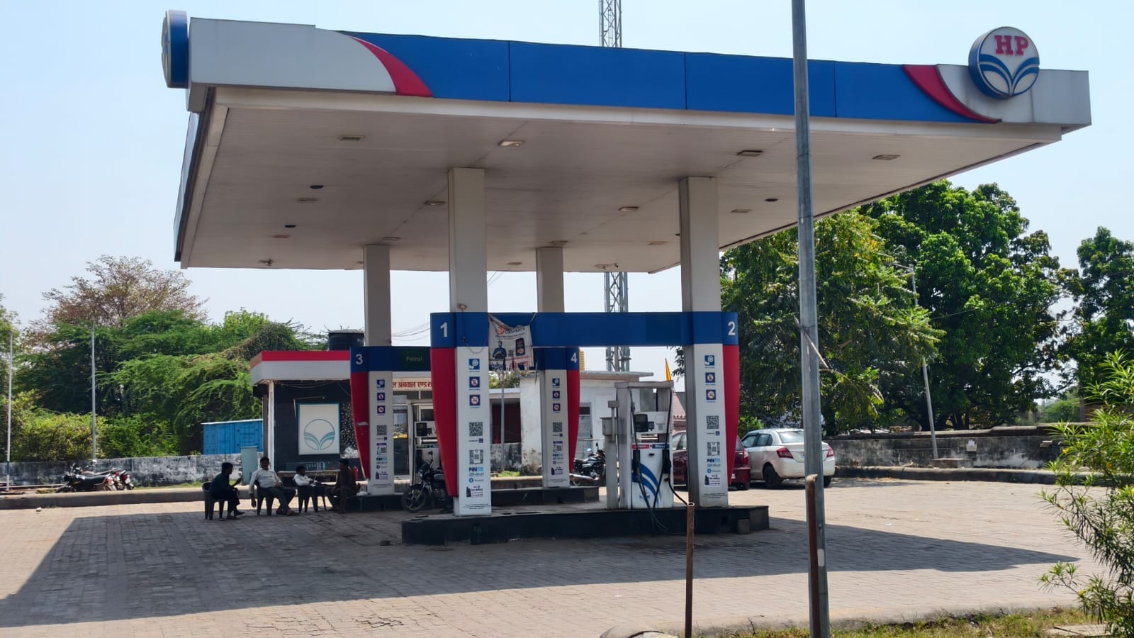 फोटो27 एचएएमपी 10- मुस्करा जिओ पम्म में लगा ताला।    संवाद