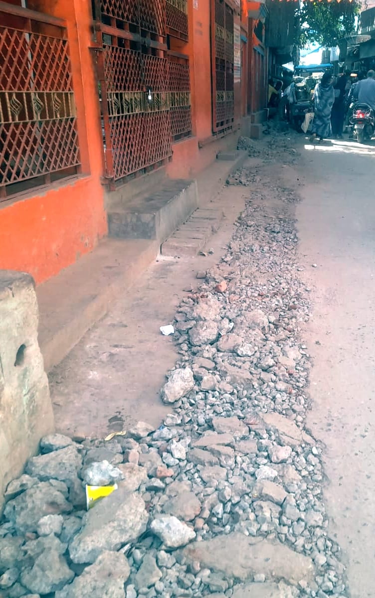 घंटाघर से मशीनरी मार्केट मार्ग पर हुआ गहरा गड्ढा। संवाद