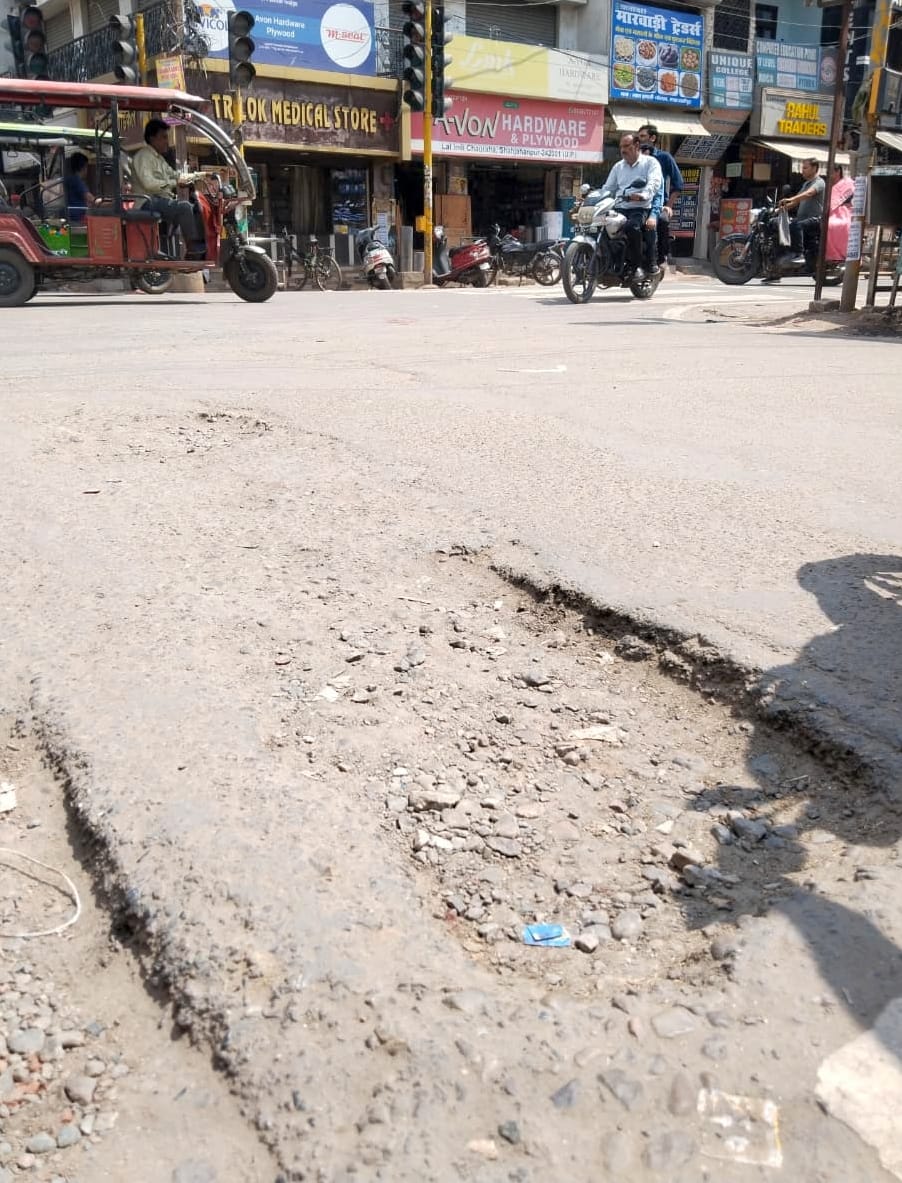 घंटाघर से मशीनरी मार्केट मार्ग पर हुआ गहरा गड्ढा। संवाद