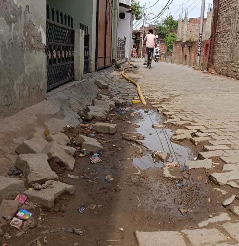 घंटाघर से मशीनरी मार्केट मार्ग पर हुआ गहरा गड्ढा। संवाद