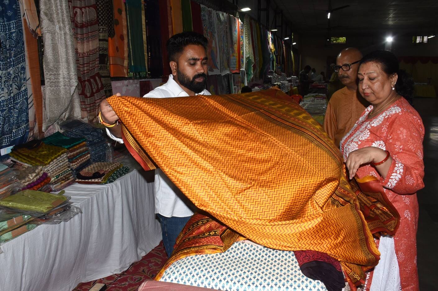  हथकरघा एवं हस्तशिल्प प्रदर्शनी में शुक्रवार को मध्य प्रदेश की संस्कृति का प्रदर्शन हुआ। 