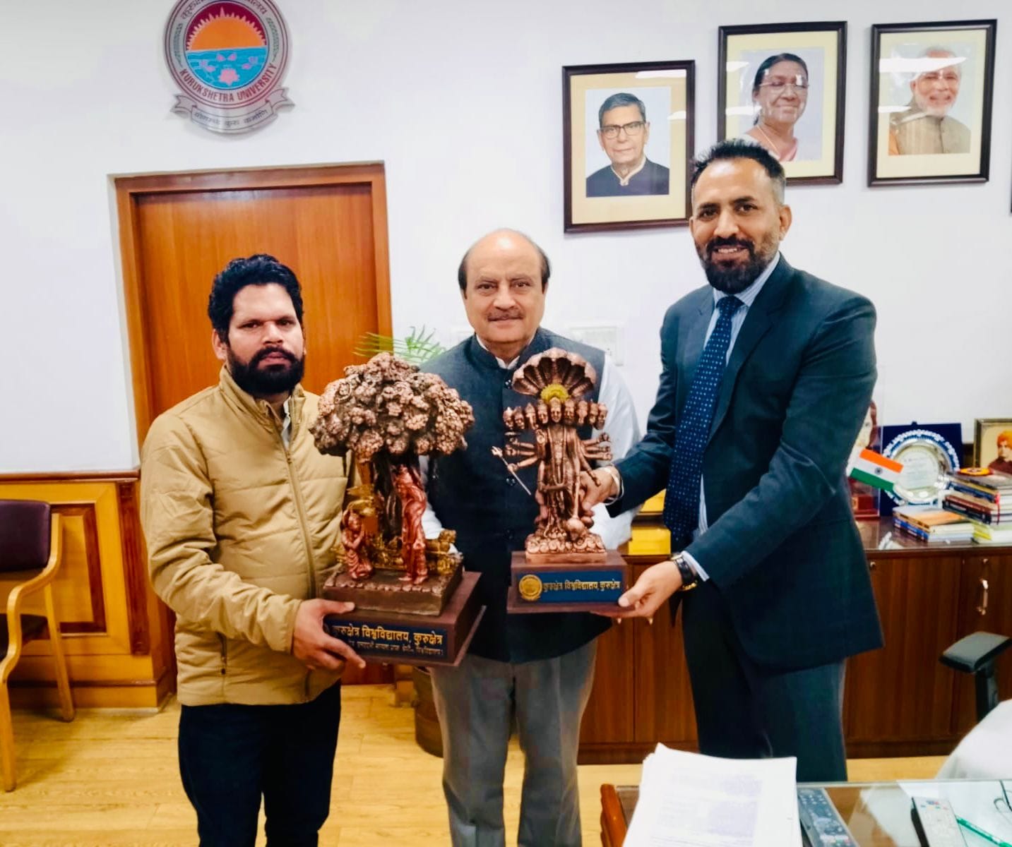 कुरुक्षेत्र। गीता के संदेश को मूर्त रूप में दिखाते हुए कुलपति सटदेवा व अन्य शिक्षक। स्वयं
