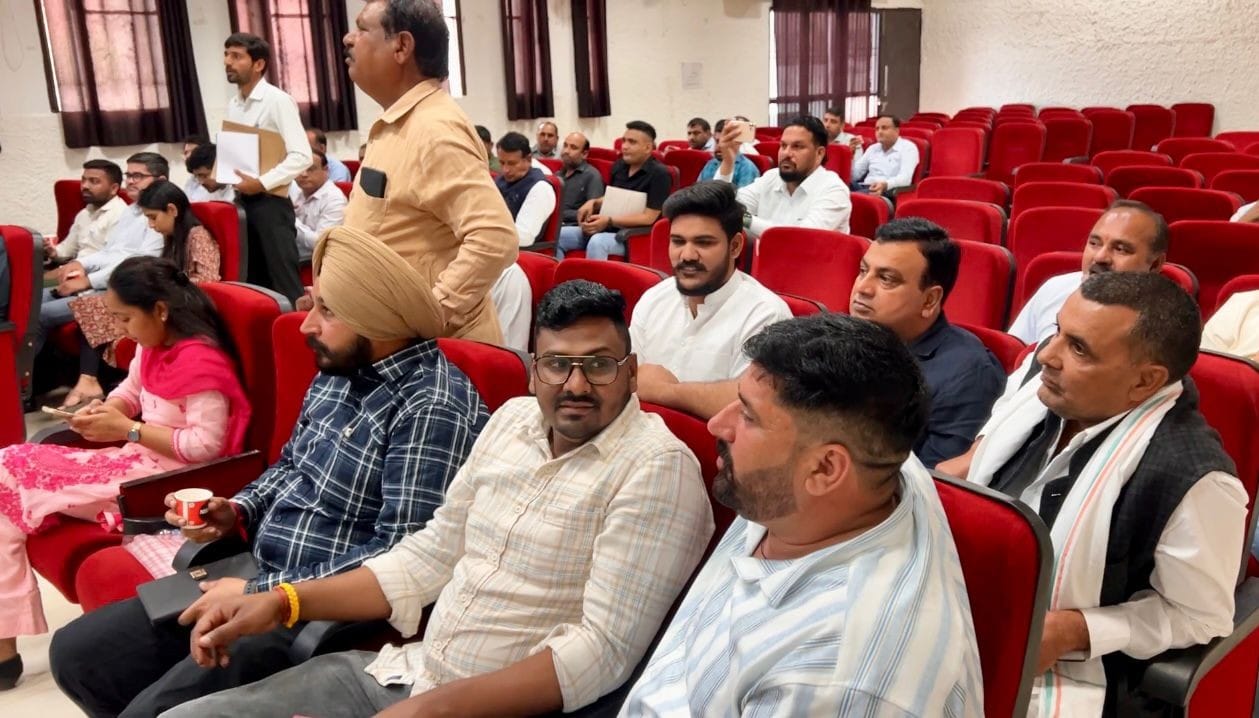 कुरुक्षेत्र। जिला परिषद की बैठक लेती चेयरपर्सन कंवलजीत कौर, साथ में अन्य अधिकारी। संवाद कुरुक्षेत्र। जिला परिषद की बैठक लेती चेयरपर्सन कंवलजीत कौर, साथ में अन्य अधिकारी। संवाद