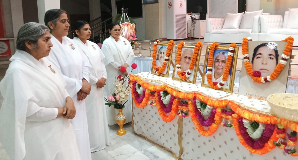 कुरुक्षेत्र। पुण्य स्मृति दिवस पर वंदन करती बीके सदस्याएं। विज्ञप्ति कुरुक्षेत्र। पुण्य स्मृति दिवस पर वंदन करती बीके सदस्याएं। विज्ञप्ति