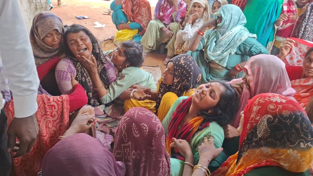 कैराना के जंधेडी में मृतक शिवम के पिता रंतेश विलाप करते-संवाद