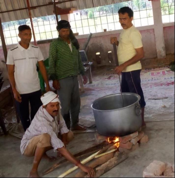 कटरा कुटीधाम में चूल्हे से पकाया जा रहा प्रसाद और धानेपुर में गैस सिलिंडर के लिए लगी उपभोक्ताओं कटरा कुटीधाम में चूल्हे से पकाया जा रहा प्रसाद और धानेपुर में गैस सिलिंडर के लिए लगी उपभोक्ताओं