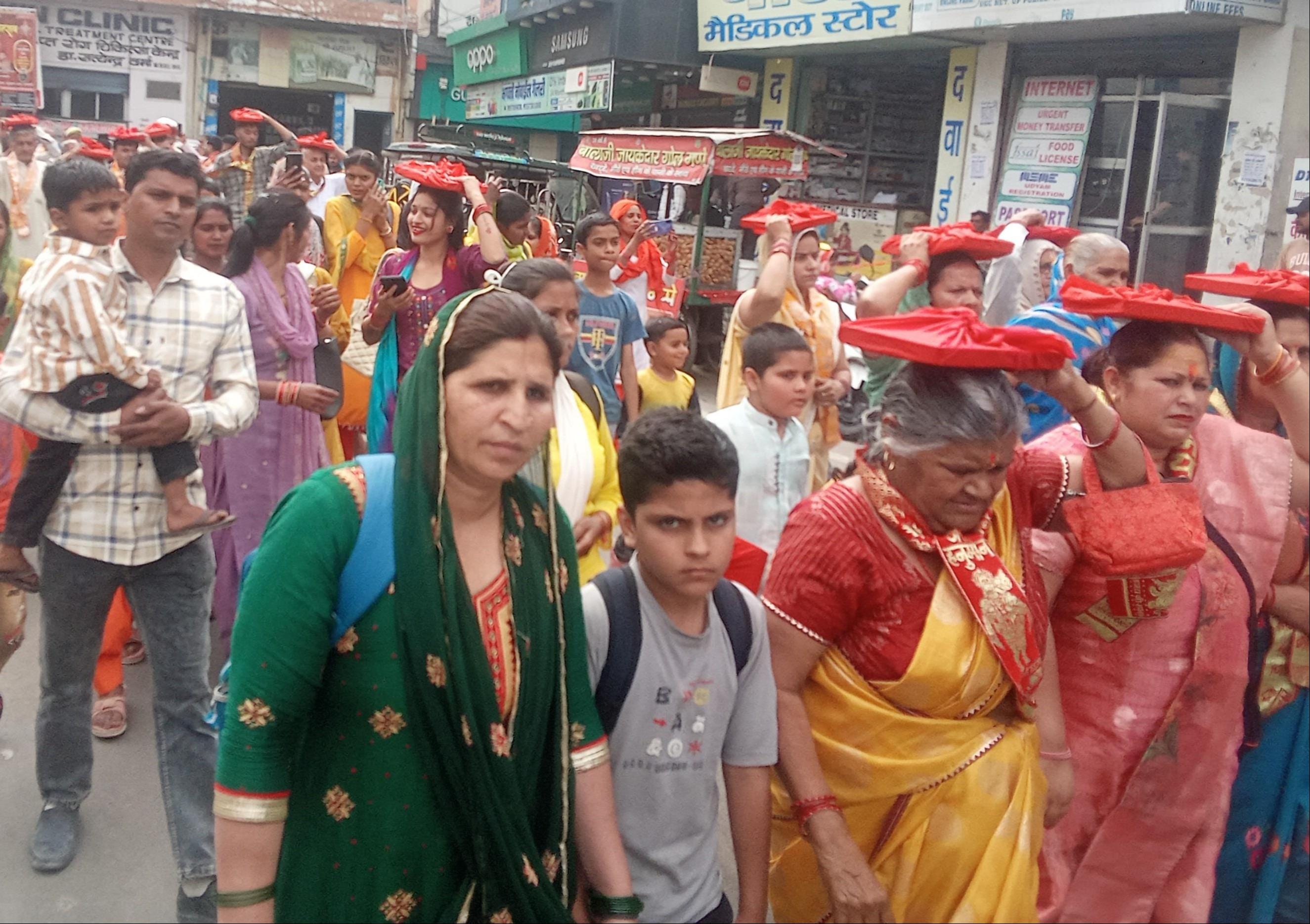 कांधला में श्री राम नवमी पर शोभा यात्रा में शामिल श्रद्धालु । संवाद कांधला में श्री राम नवमी पर शोभा यात्रा में शामिल श्रद्धालु । संवाद