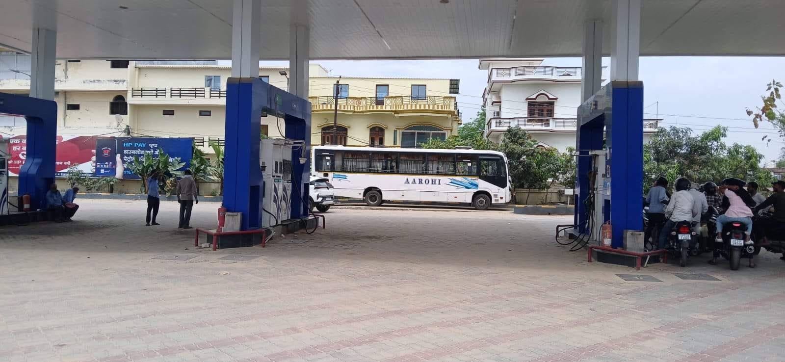 लाटघाट में डीजल लेने के लिए वाहनों की लगी कतार। संवाद