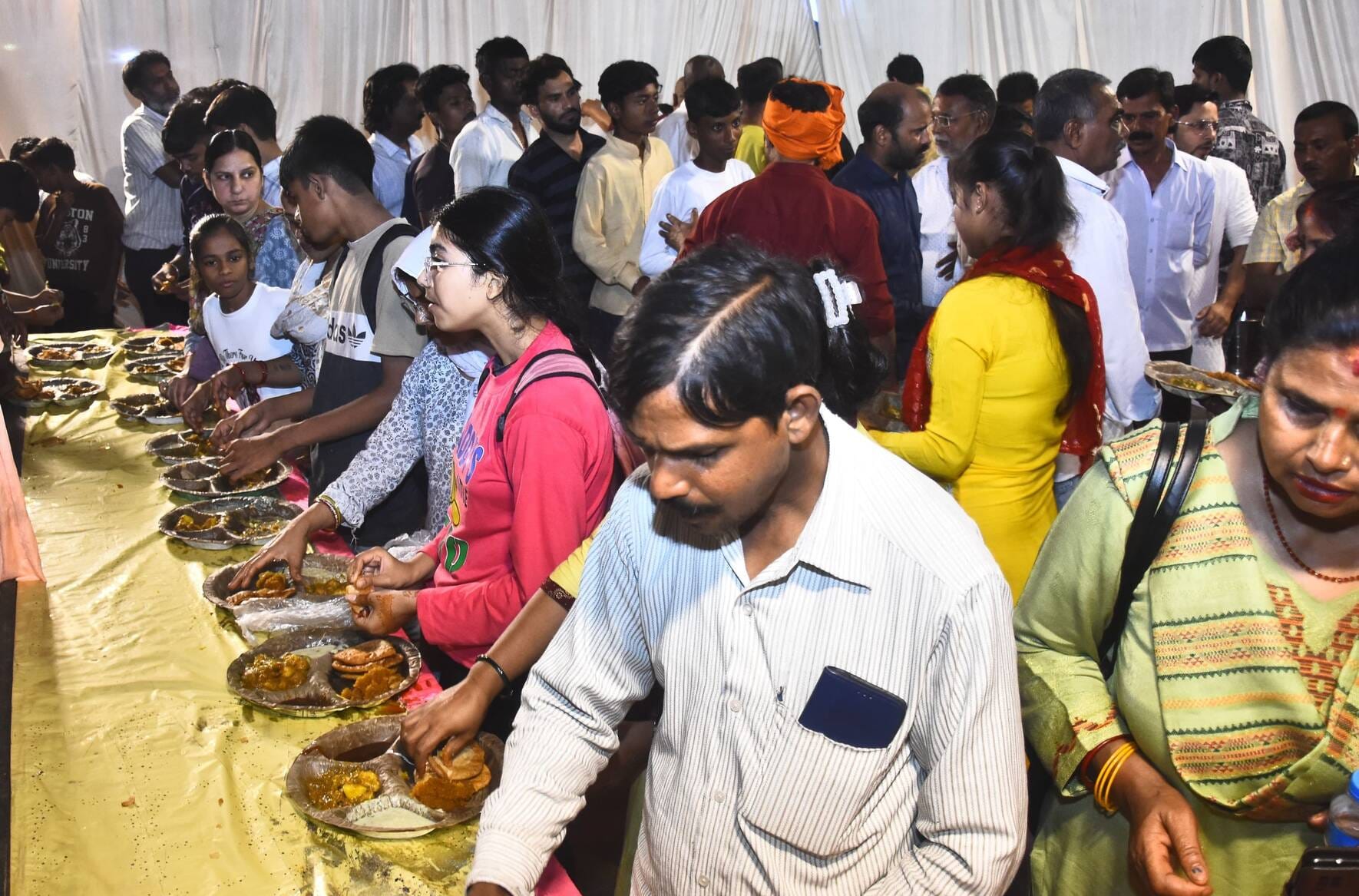 मां भगवती के पूजन के साथ लगा भंडारा
