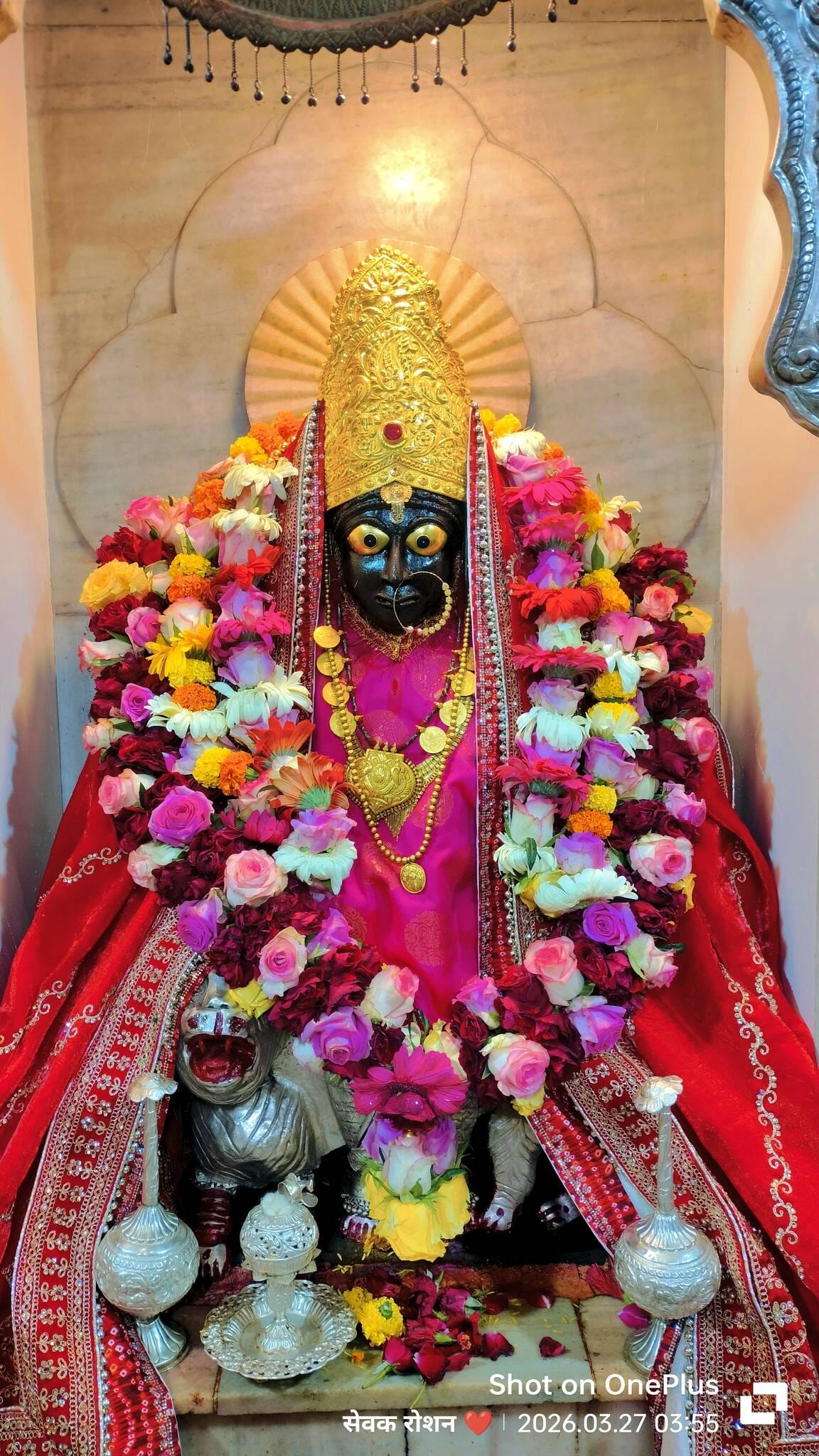 मां कामाख्या मंदिर में लगी श्रद्धालुओं की भीड़। संवाद