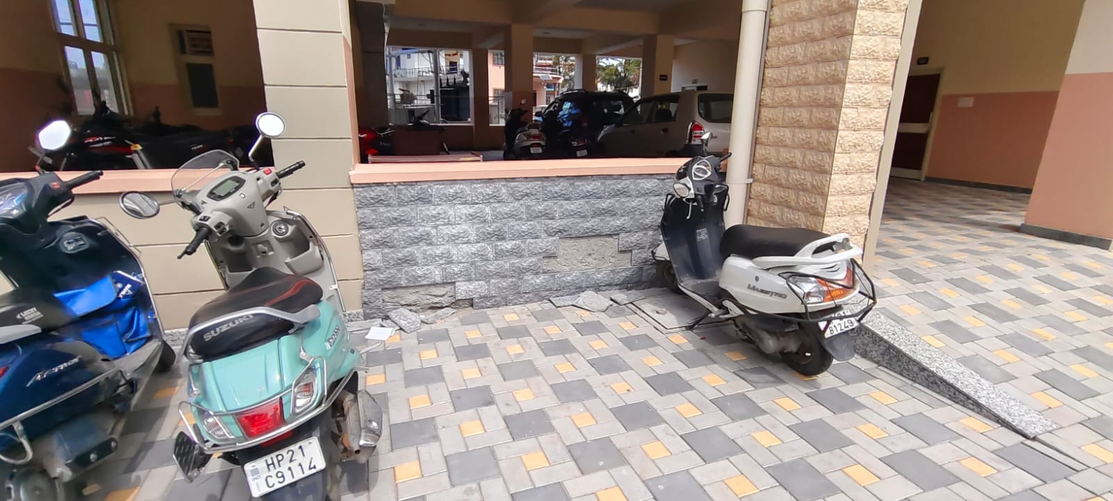 मिनी सचिवालय बड़सर के भवन की उखड़ी टाइल। संवाद