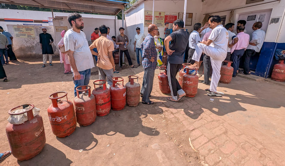 मोदीनगर। आक्रोशित लोगों ने गैस सर्विस एजेंट के कार्यालय का शटर गिराया। संवाद मोदीनगर। आक्रोशित लोगों ने गैस सर्विस एजेंट के कार्यालय का शटर गिराया। संवाद