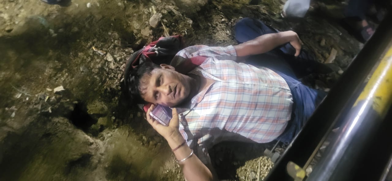 नया रेलवे स्टेशन फाटक पर रेल की टक्कर से घायल । स्रोत: वीडियोग्रौब नया रेलवे स्टेशन फाटक पर रेल की टक्कर से घायल । स्रोत: वीडियोग्रौब